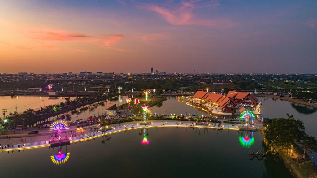 Bueng Hua Thale Floating Market
